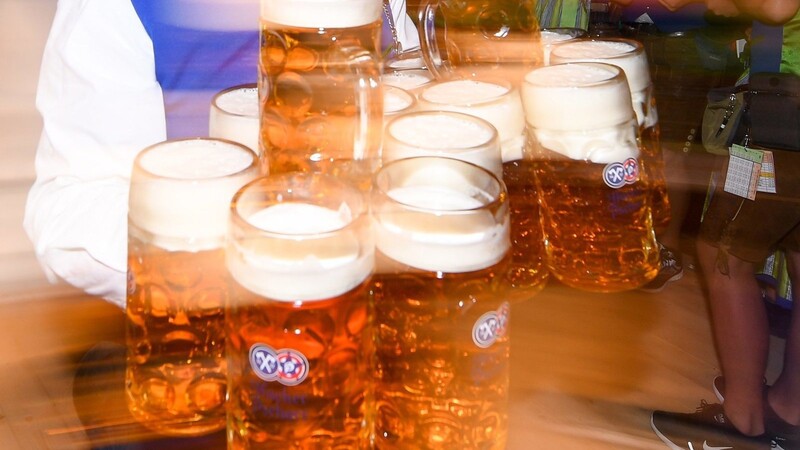 Eine Bedienung trägt Bierkrüge auf dem Oktoberfest. Die Münchner Wiesnwirte rechnen für ein Oktoberfest 2022 mit ähnlichen Besucherzahlen wie 2019, der letzten Wiesn vor der Pandemie.