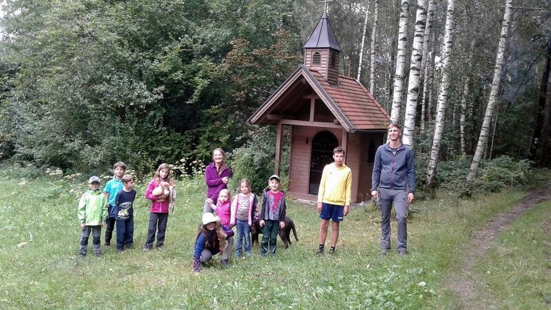 Im Wald, bei der Hubertus-Kapelle der Familie von Bürgermeister Sepp Häring, erfuhr die Gruppe Wissenswertes über den heimischen Wald und seine Bewohner.