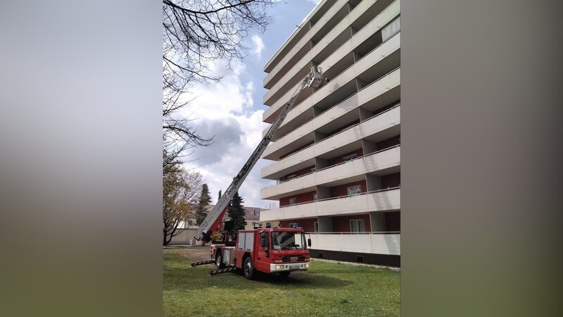 Ein Brand im fünften Stock eines Hochhauses hat am Karfreitag die Feuerwehr in Regensburg gefordert.