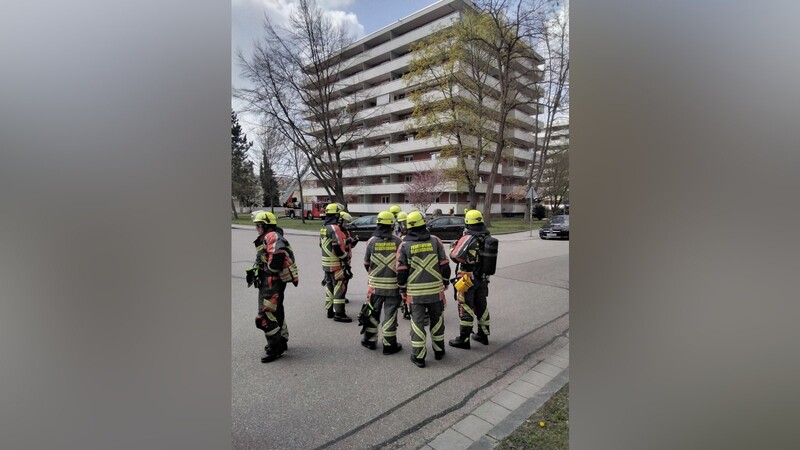 Ein Brand im fünften Stock eines Hochhauses hat am Karfreitag die Feuerwehr in Regensburg gefordert.