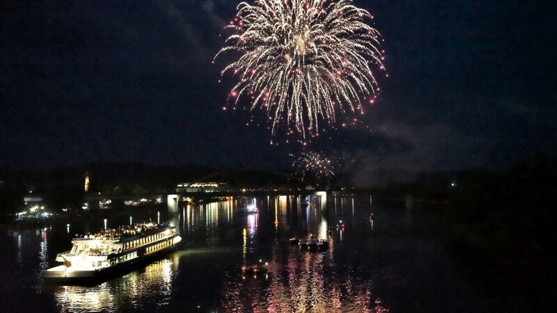 Ein buntes Feuerwerk sorgte für ein viertelstündiges Spektakel am zweiten Donaufest-Abend.
