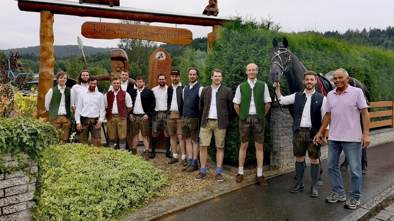 Anlässlich des 72. Geburtstages von Rittertrainer Willi Späth (rechts) versammelten sich die ehemaligen Ritter am Mittwochabend, um Pferd Lee gebührend zu verabschieden.
