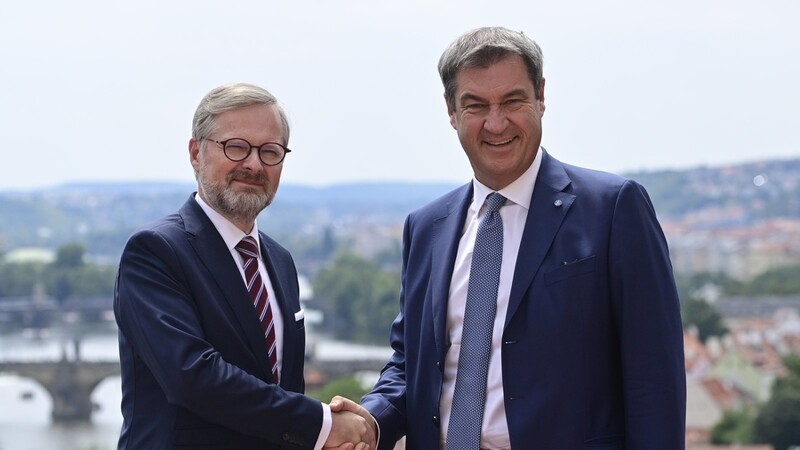 Petr Fiala (l), Ministerpräsident von Tschechien, begrüßt Markus Söder, Ministerpräsident von Bayern, zum ersten offiziellen Besuch von Söder in Prag.