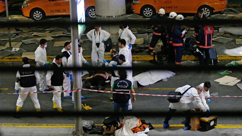 Drei Selbstmordattentäter haben auf dem Atatürk-Flughafen in Istanbul mindestens 36 Menschen mit in den Tod gerissen.
