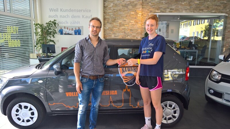 Erster offizieller Termin als NawaRo-Spielerin: Lena Große Scharmann nahm das Auto des neuen Sponsors Suzuki Griesbeck entgegen. (Foto: Kettenbohrer)