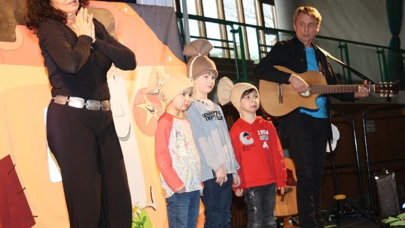 Beim Kühlschrank-Song durften Kinder aus dem Publikum mit auf die Bühne und als Wiener Würstl die Situationen aus dem Lied mimen.