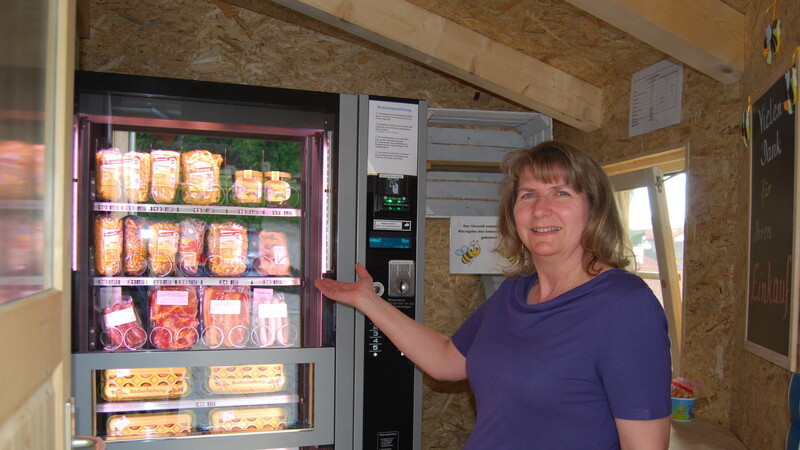 Elisabeth Roith sorgt für einen stets vollen Automaten mit jahreszeitlich regionalen Produkten.  Fotos: Moro