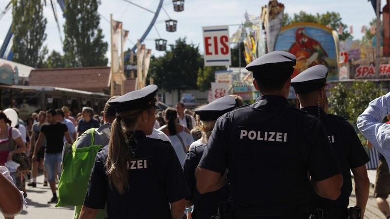 Das Social-Media-Team vom Polizeipräsidium Niederbayern twittert wieder von den Einsätzen auf dem Gäubodenvolksfest.
