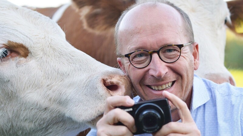 Thomas Plettenberg auf Tuchfühlung mit den Kühen.