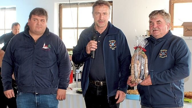 Robert Wünsch (FFW Wippstetten), Willi Finkenzeller und Artur Zehentbauer (FFW Jesendorf) mit dem Geschenk der Wippstettener.