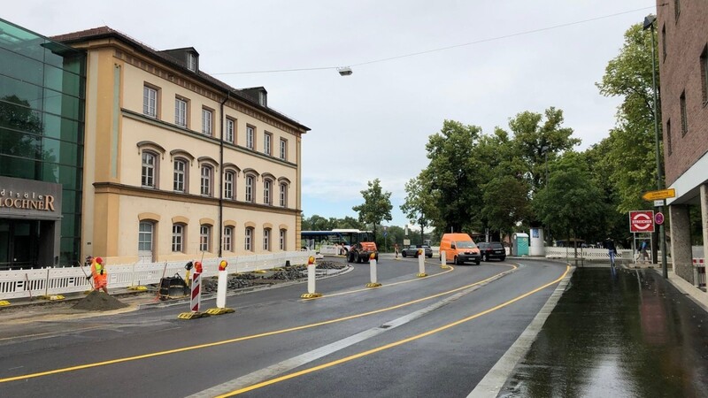 Mittlerweile ist die neue Busbucht mit Wartebereich auf Höhe Karstadt fertig (rechts), vorm Bernlochner-Komplex wurde am Montag asphaltiert.