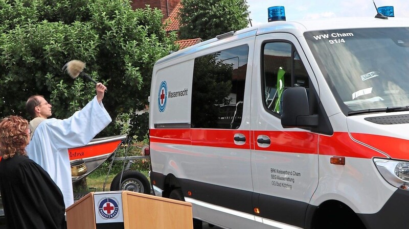 Die Vertreter beider Kirchen erteilten dem neuen Wasserwacht-Einsatzfahrzeug den kirchlichen Segen.