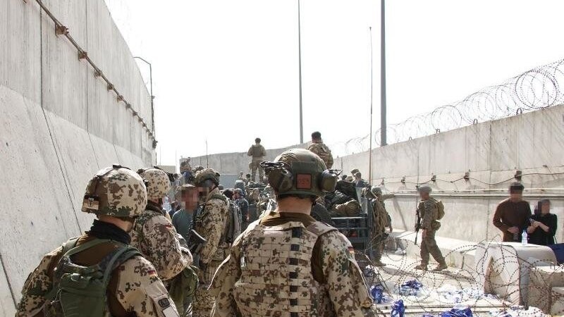 Die US-Botschaft warnte, es gebe eine Gefahrenlage an den Toren des Flughafens Kabul.