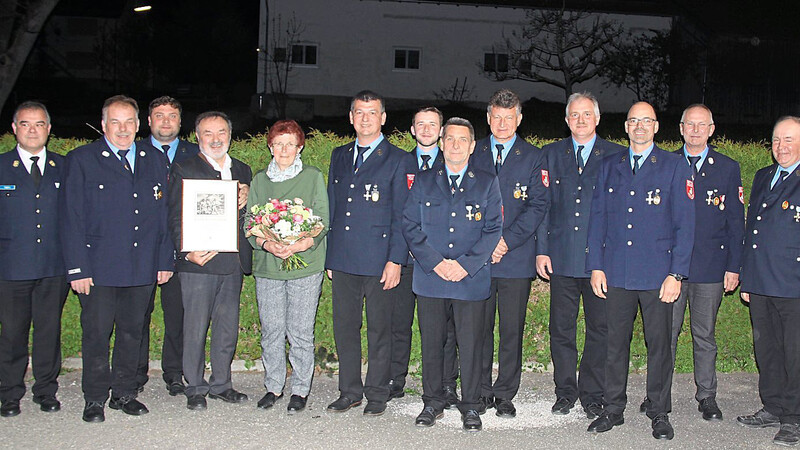 Zahlreiche Mitglieder der Freiwilligen Feuerwehr Berghofen wurden geehrt. Die höchste Auszeichnung verlieh Kreisverbandsvorsitzender Karl Hahn (l.) Ulrich Lauerer (2.v.r.).