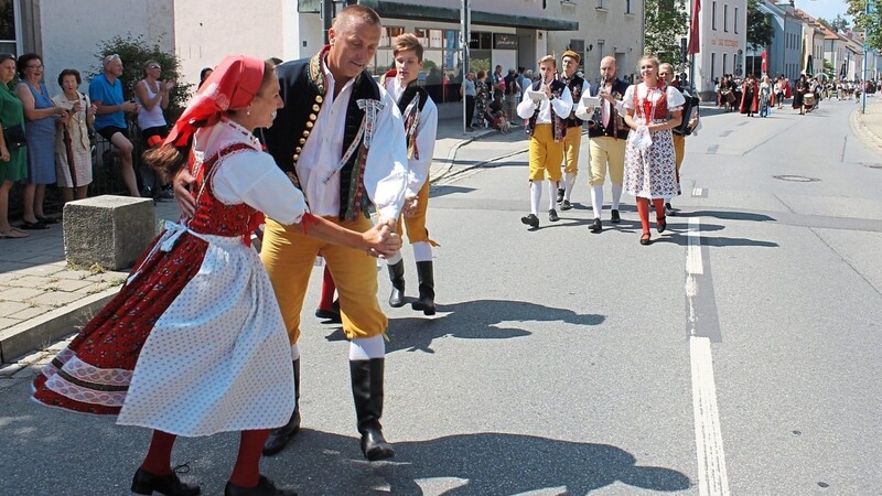 Die fröhlichen Tänzer aus Doma?lice bereicherten den Volksfestumzug "Singendes, klingendes Cham" im Jahr 2019.