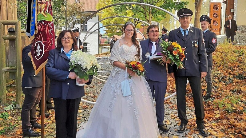 Die Feuerwehr Hannesried gratulierte dem Paar zur Hochzeit.