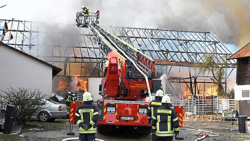 In Adlkofen im Landkreis Landshut ist die Scheune eines Bauernhofes am Samstag komplett niedergebrannt.