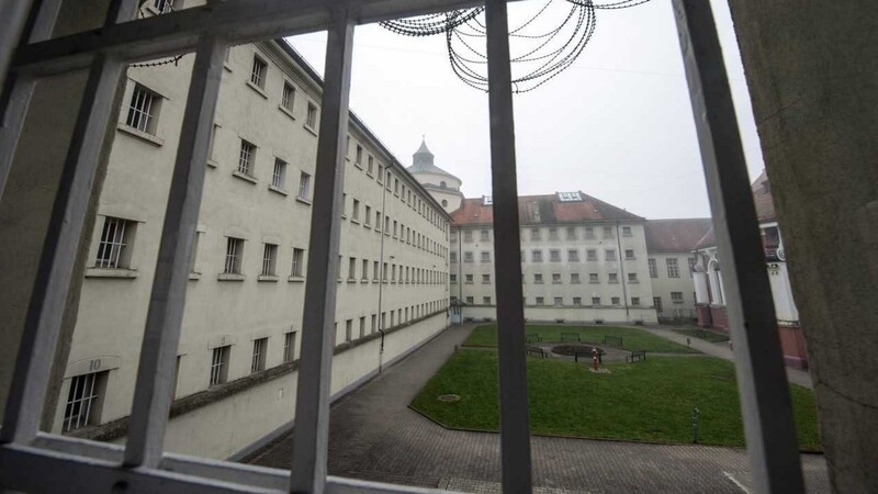 Im Jahr 2021 ist ein JVA-Beamter von einem Häftling angegriffen worden. Dazu hat in Regensburg die Verhandlung stattgefunden.