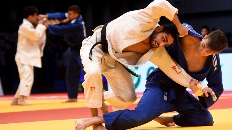 Judoka Tohar Butbul (weiß, Israel) wartet vergeblich auf seinen Gegner aus dem Sudan bei den Olympischen Spielen.