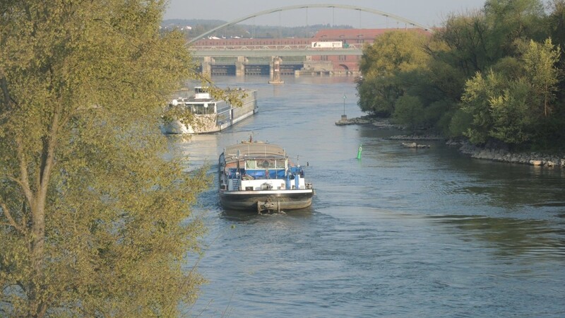 Diese beiden Schiffe wären in Passau beinahe kollidiert.