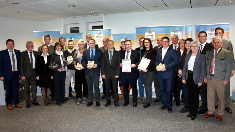 Die Siegelpreisträger zusammen mit den Kommunalpolitikern, Laudatoren und weiteren Wirtschaftsvertretern.