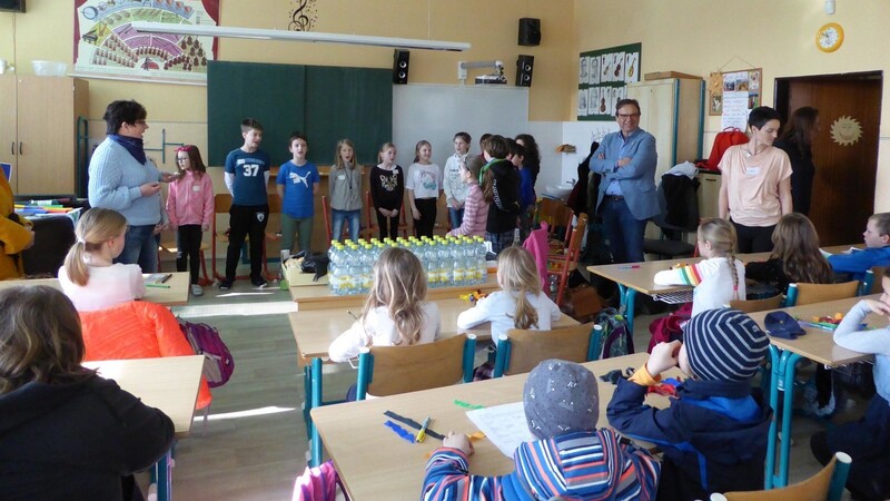 Auch Bürgermeister Franz Wittmann (re.) war bei dem Besuch der Grundschüler in Tachov dabei.