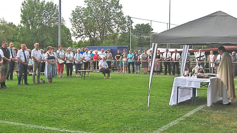 Der Gottesdienst zum 60-jährigen Bestehen der Spielvereinigung Mariaposching fand auf dem Sportgelände statt.