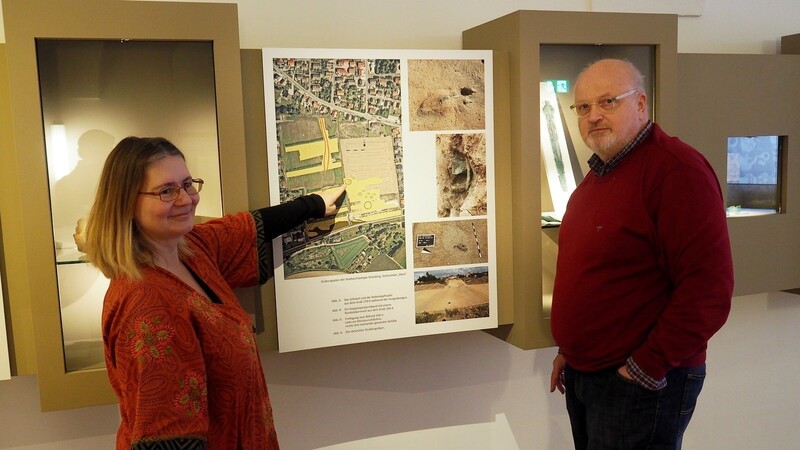 Stellvertretender Museumsleiter Dr. Stefan Maier und Jldiko Bösze präsentieren die "kleinen Schaufenster".