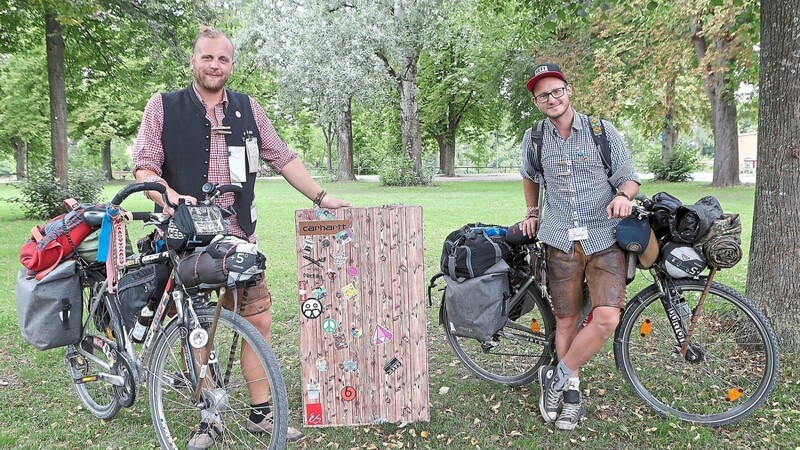 Chris (links) und Benny radeln durch Bayern um auf Volksfesten zu arbeiten. In Landshut endet ihre Reise.