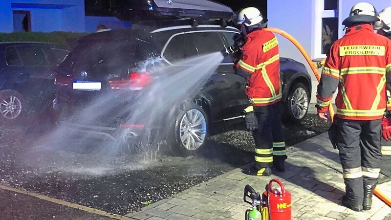 Die Ergoldinger Feuerwehr löschte den Brand am Heck des BMW, bevor das Feuer auf das komplette Auto übergreifen konnte.