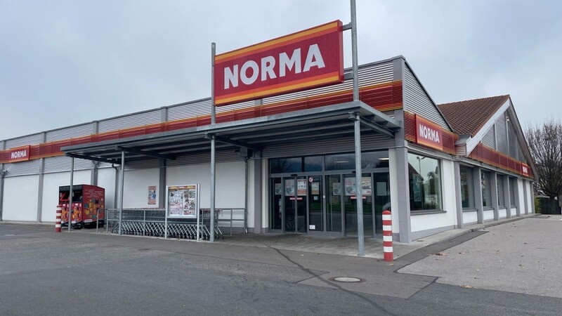 In der Norma-Filiale an der Ecke Adam-Wild-Straße/Grabitzer Straße griff ein bislang Unbekannter am Samstagabend in eine Kasse und entwendete einen höheren Geldbetrag.