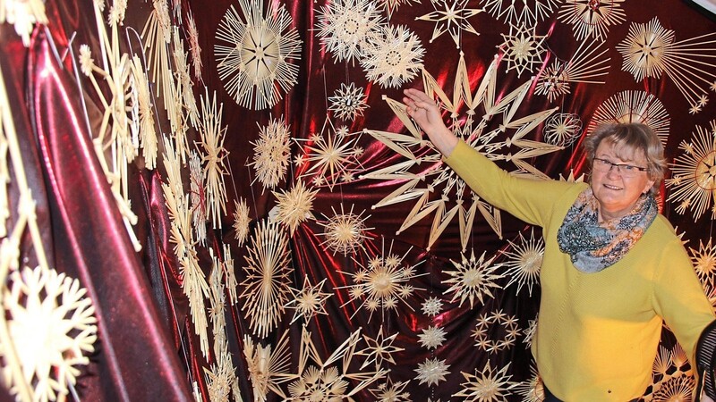 Christa Stautner fertigt bis zu 1 000 Strohsterne pro Jahr, die größten haben einen Durchmesser von einem Meter.