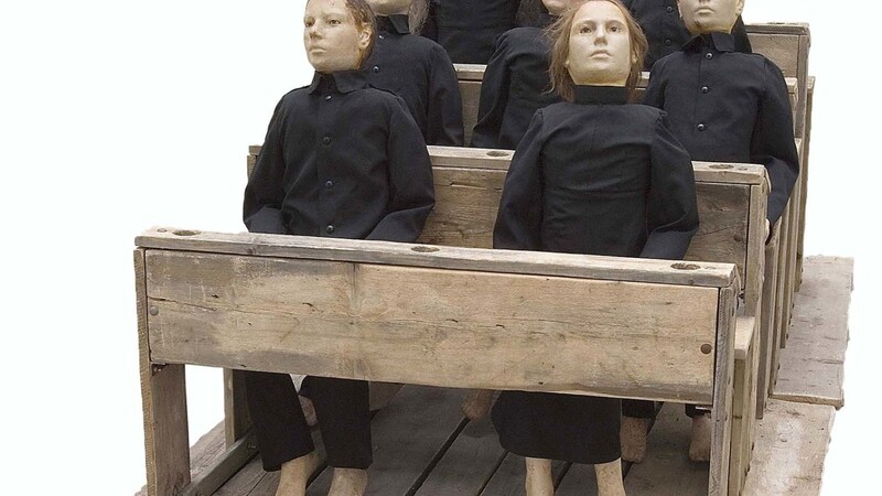 Tadeusz Kantor hat 1975 das Skulpturen-Environment "Die tote Klasse" geschaffen.