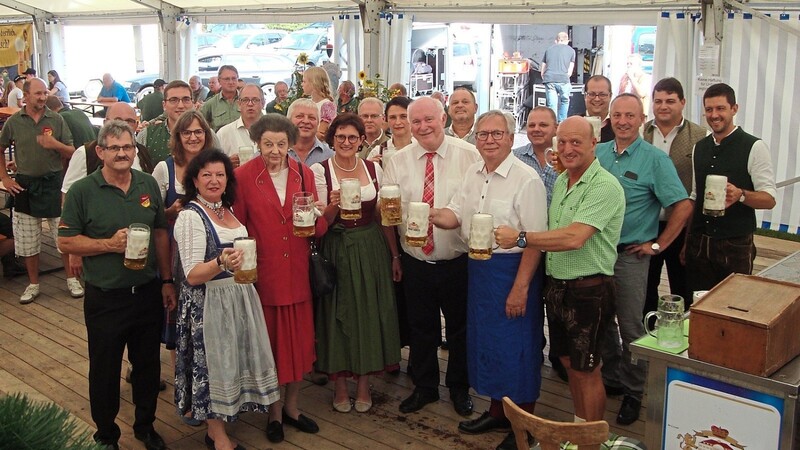 Nachdem Bürgermeister Ottmar Hirschbichler angezapft hatte, prosteten sich die Ehrengäste auf ein gutes Gelingen des Festes zu.