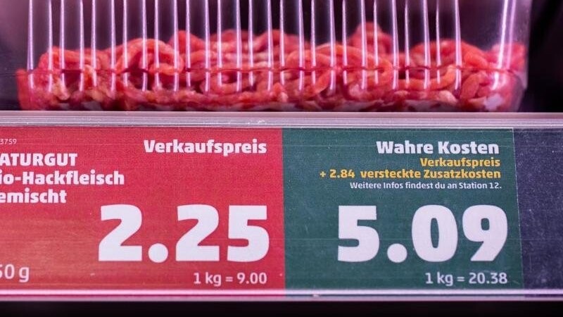 Ein Preisschild weist neben dem Verkaufspreis auch den "wahren Preis" in einem Penny-Supermarkt aus.