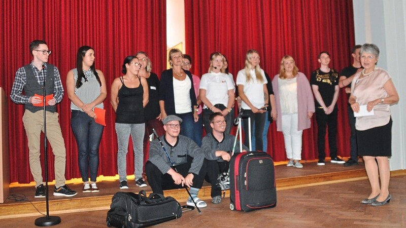 Die Darsteller nach der Aufführung mit Schulleiterin Katharina Kugler (rechts).