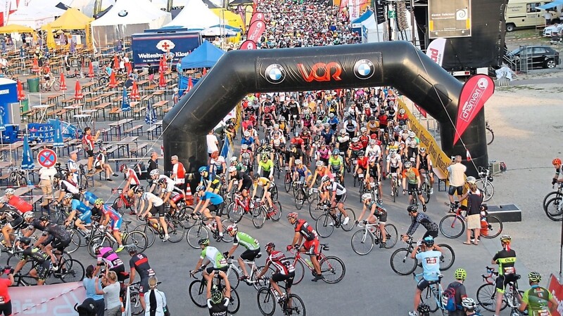Der Arber Radmarathon beginnt am Morgen des 31. Juli mit dem Massenstart in Regensburg.