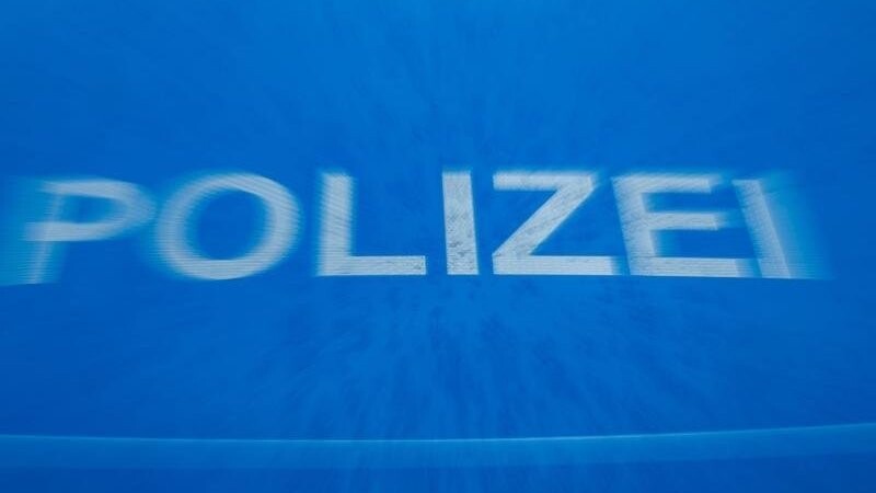 Schriftzug "Polizei" auf der Motorhaube eines Funkstreifenwagens. (Symbolbild)