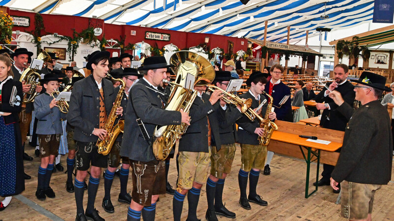 Der Musikverein Zolling präsentierte Marsch- und Partymusik.