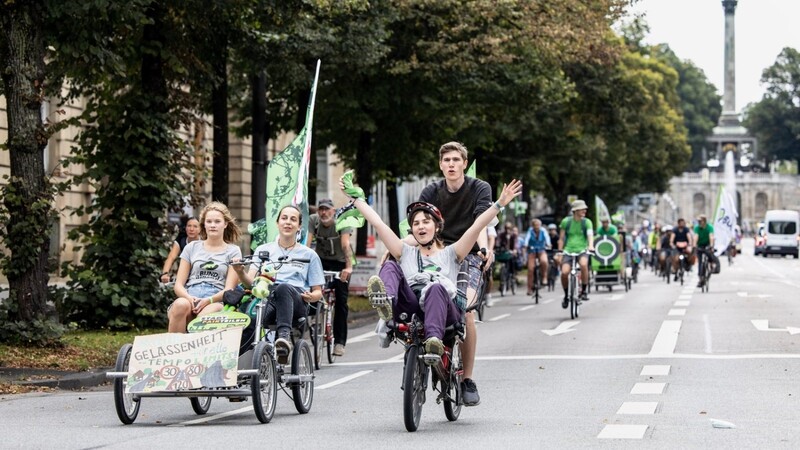 Teilnehmer einer Radsternfahrt gegen die IAA fahren während der Messe 2021 in Richtung der Theresienwiese.
