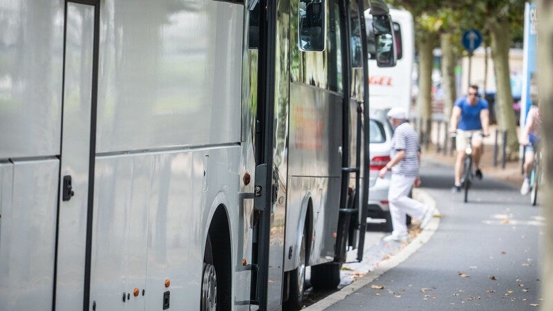 Bayerische Busunternehmer wollen Fahrten organisieren, um Hilfsgüter in die ukrainischen Nachbarstaaten zu bringen und Kriegsflüchtlinge nach Bayern zu fahren. (Symbolbild)