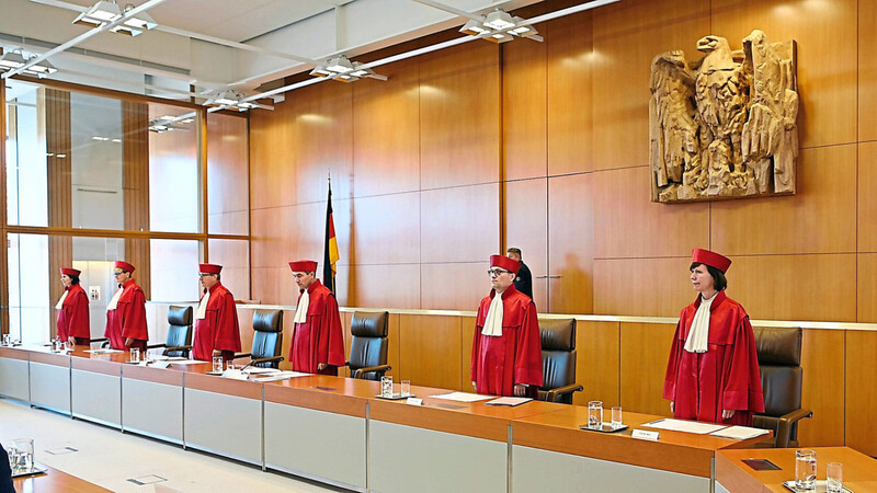 Die Karlsruher Richter geben der Klage gegen BND-Befugnisse statt.