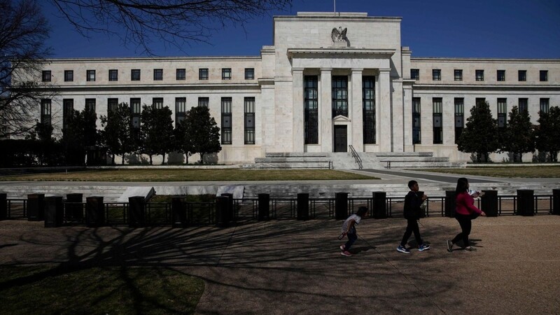 Menschen gehen an der US-Notenbank vorbei.