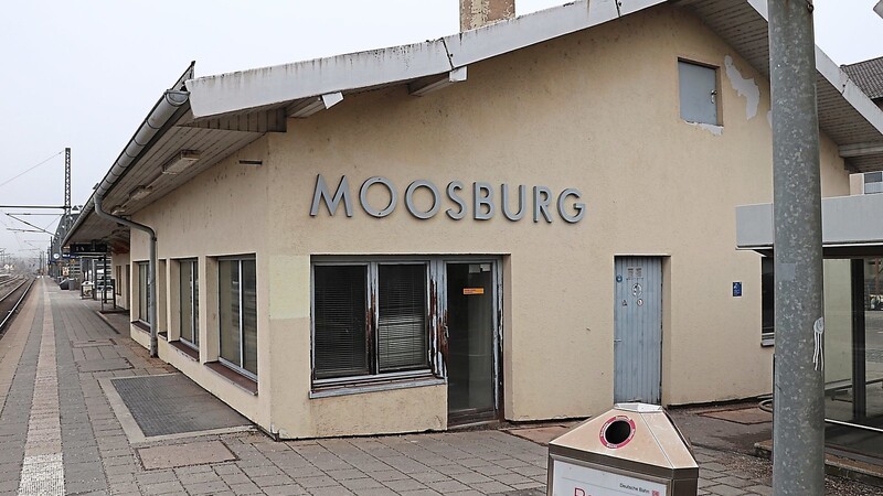 Der Moosburger Bahnhof ist längst ein Sanierungsfall. Nun liebäugelt die Stadt mit einem Neubau.