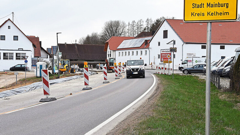 Eine Verkehrsinsel wird gebaut - deshalb staut es sich im Mainburger Ortsteil Oberempfenbach öfter.