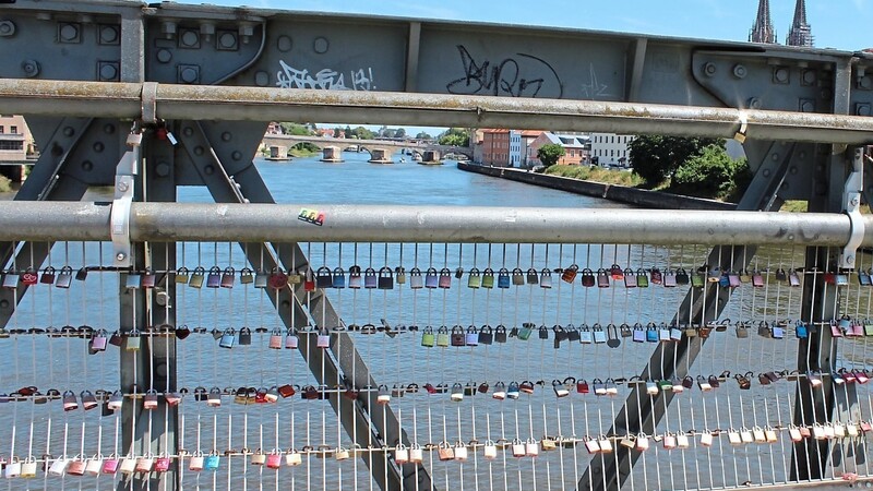 Hunderte Schlösser am Gelände und damit auch hunderte Schlüssel in der Donau darunter.