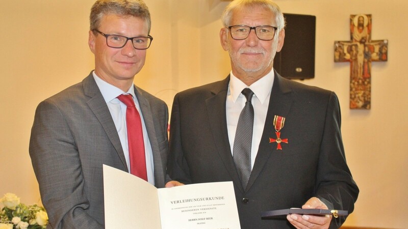 Josef Beer (r.) erhielt von Kultusminister Bernd Sibler das Bundesverdienstkreuz und eine Urkunde.