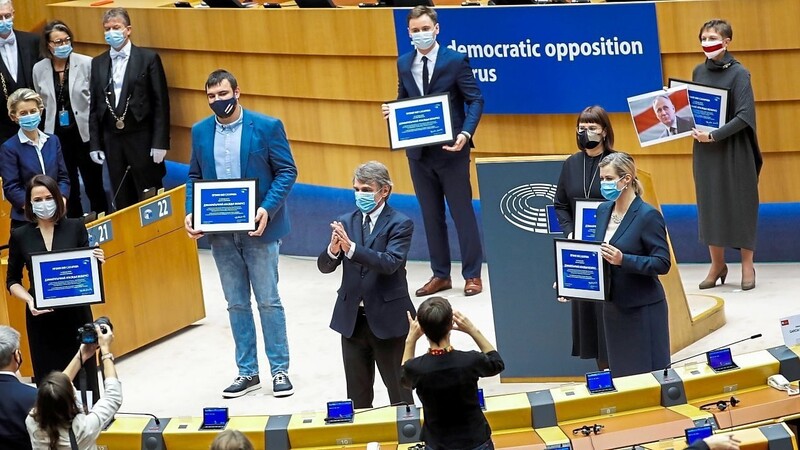 EU-Politiker applaudieren während der Verleihung des Sacharow-Preises belarussischen Oppositionspolitikern.