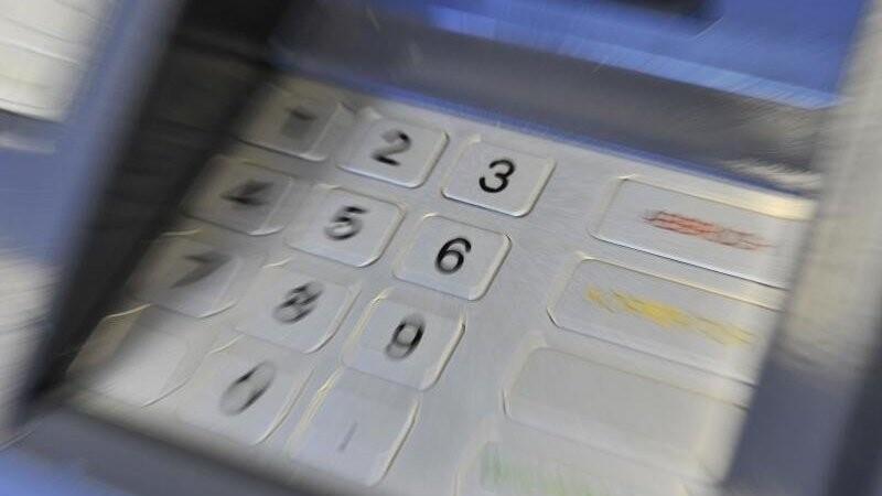 Tastenfeld und Kartenschacht eines Geldautomaten