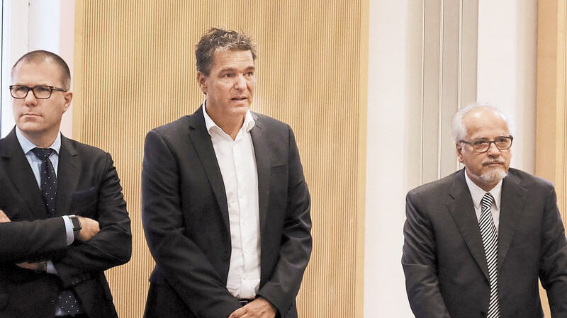 Der angeklagte frühere Bayern-Ei-Chef, Stefan Pohlmann (M.), mit seinen Verteidigern Sebastian Gaßmann aus Passau (l.) und Professor Ulrich Ziegert aus München.